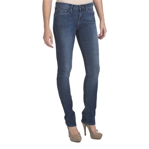 What is the average jean size for a woman?