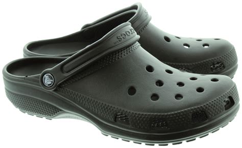 Should Crocs be worn with socks?