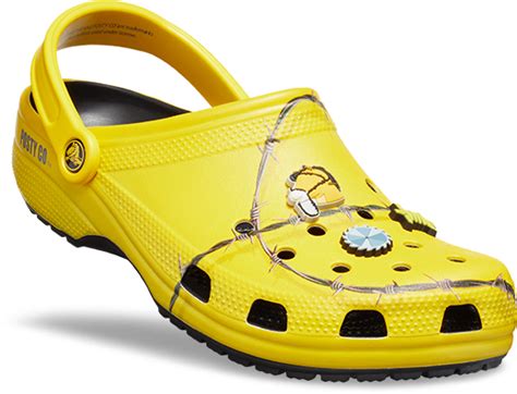 Should your toes touch the end of Crocs?