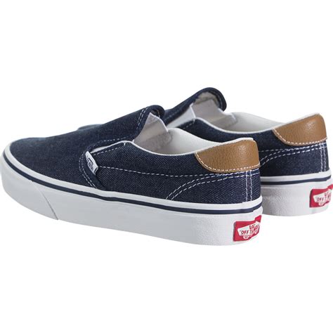 Are slip on Vans supposed to be tight at first?