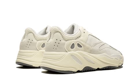 yeezy 700 true to size