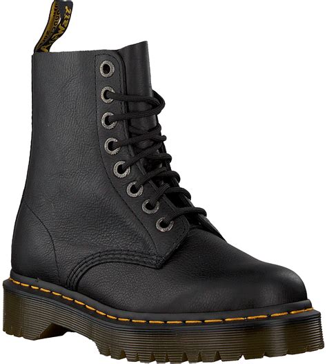 How do you know if Dr Martens fit right?